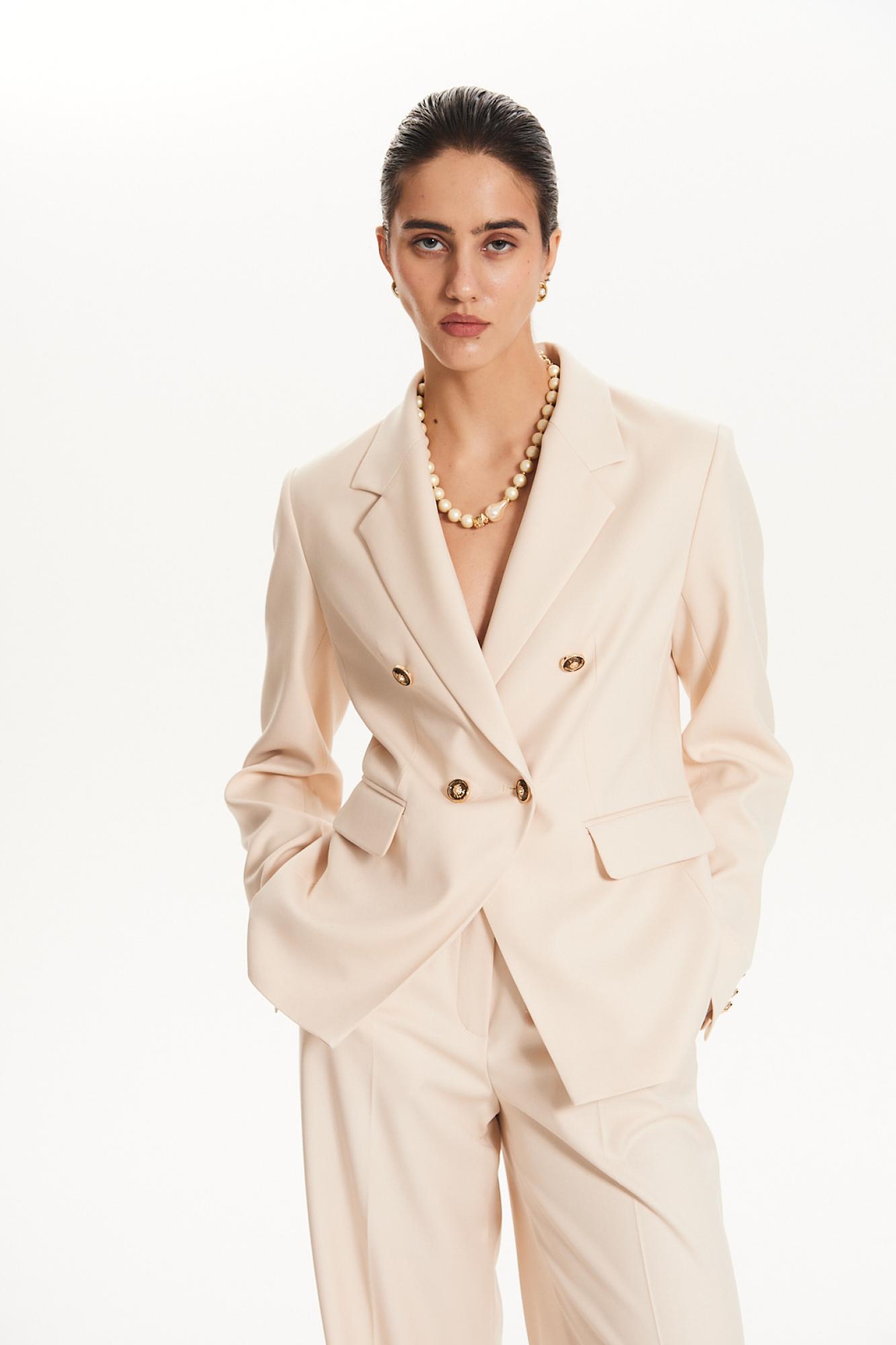 Seven Lab - Жакет двубортный с золотыми пуговицами в бежевом цвете