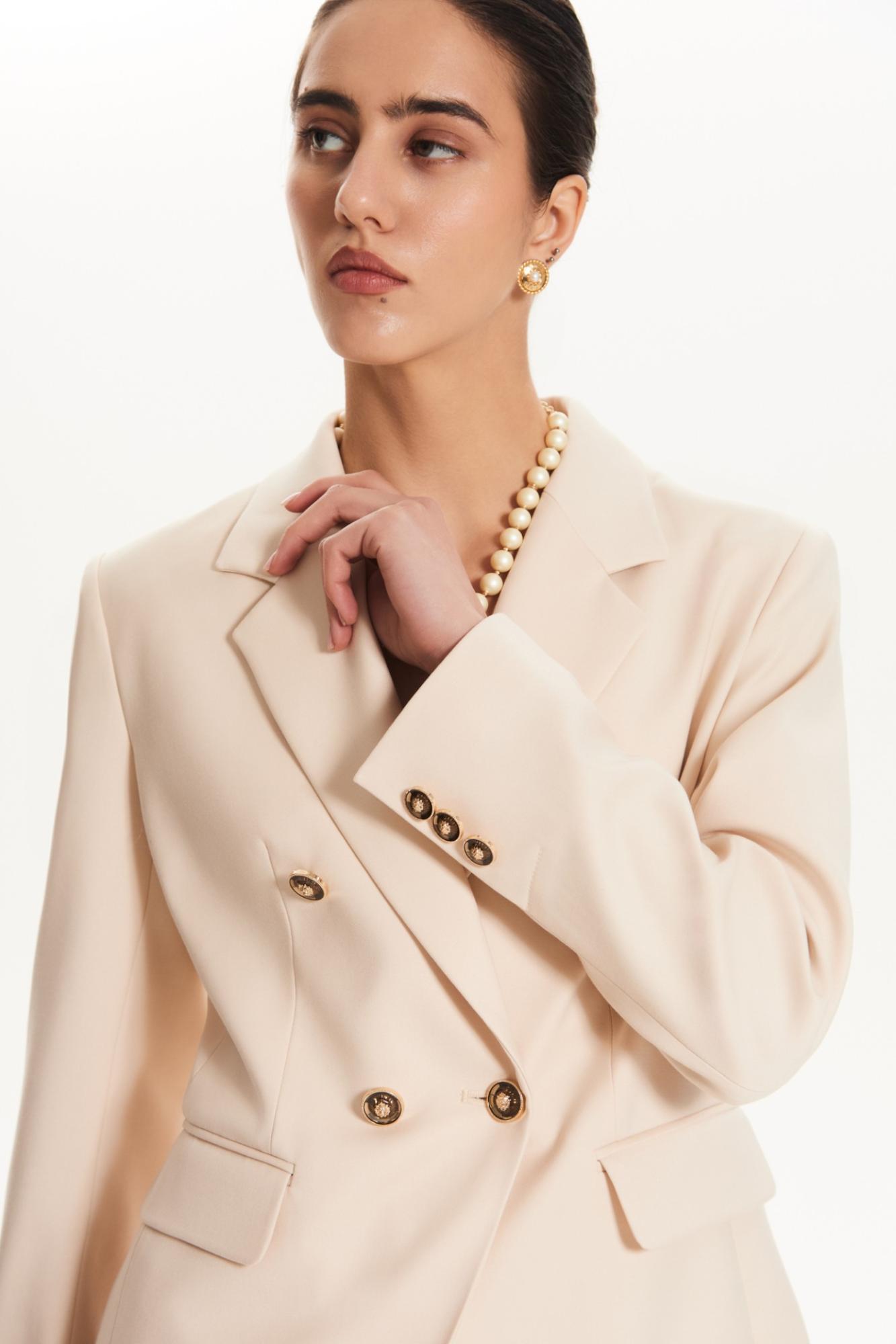 Seven Lab - Жакет двубортный с золотыми пуговицами в бежевом цвете