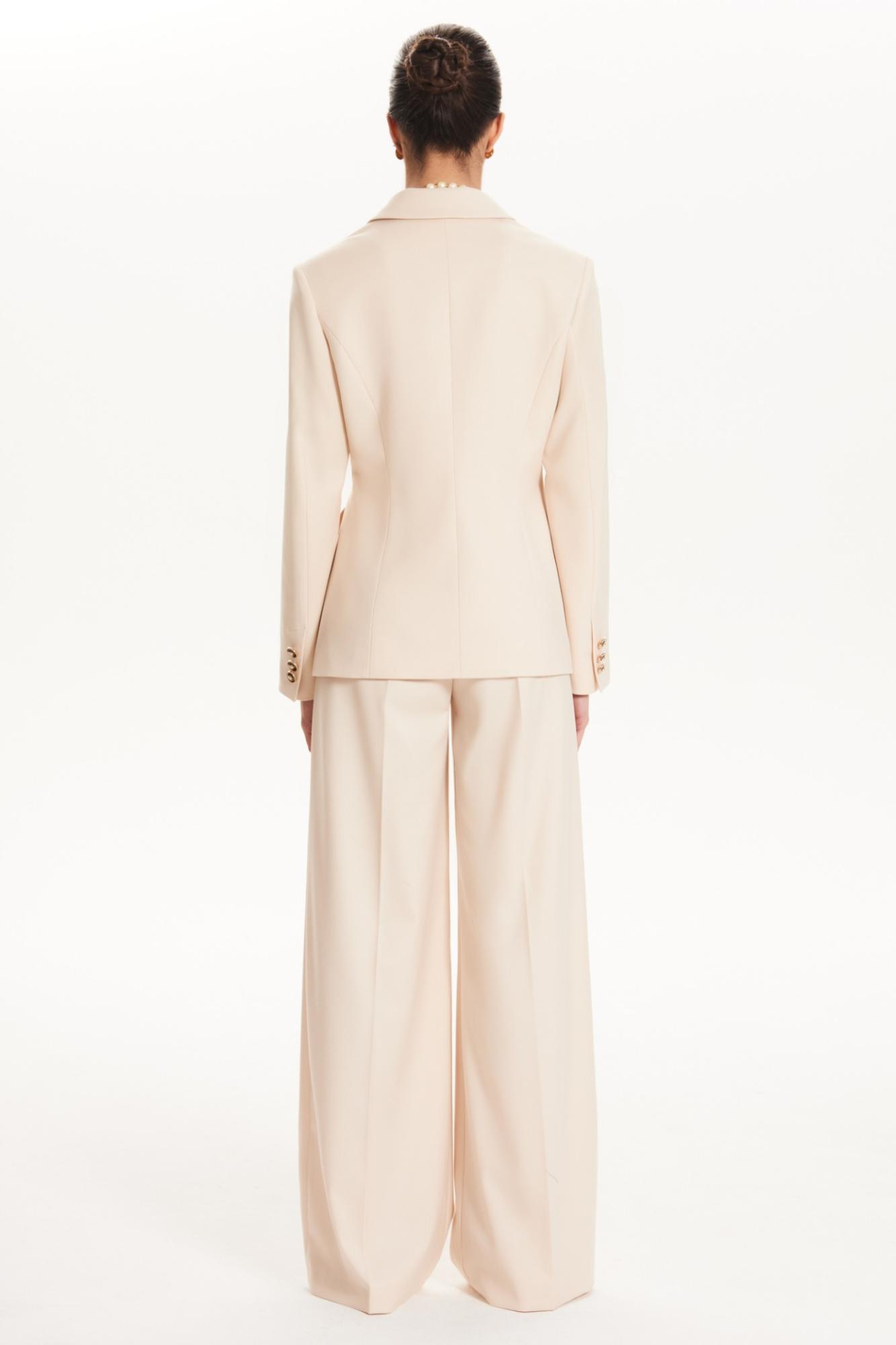 Seven Lab - Жакет двубортный с золотыми пуговицами в бежевом цвете