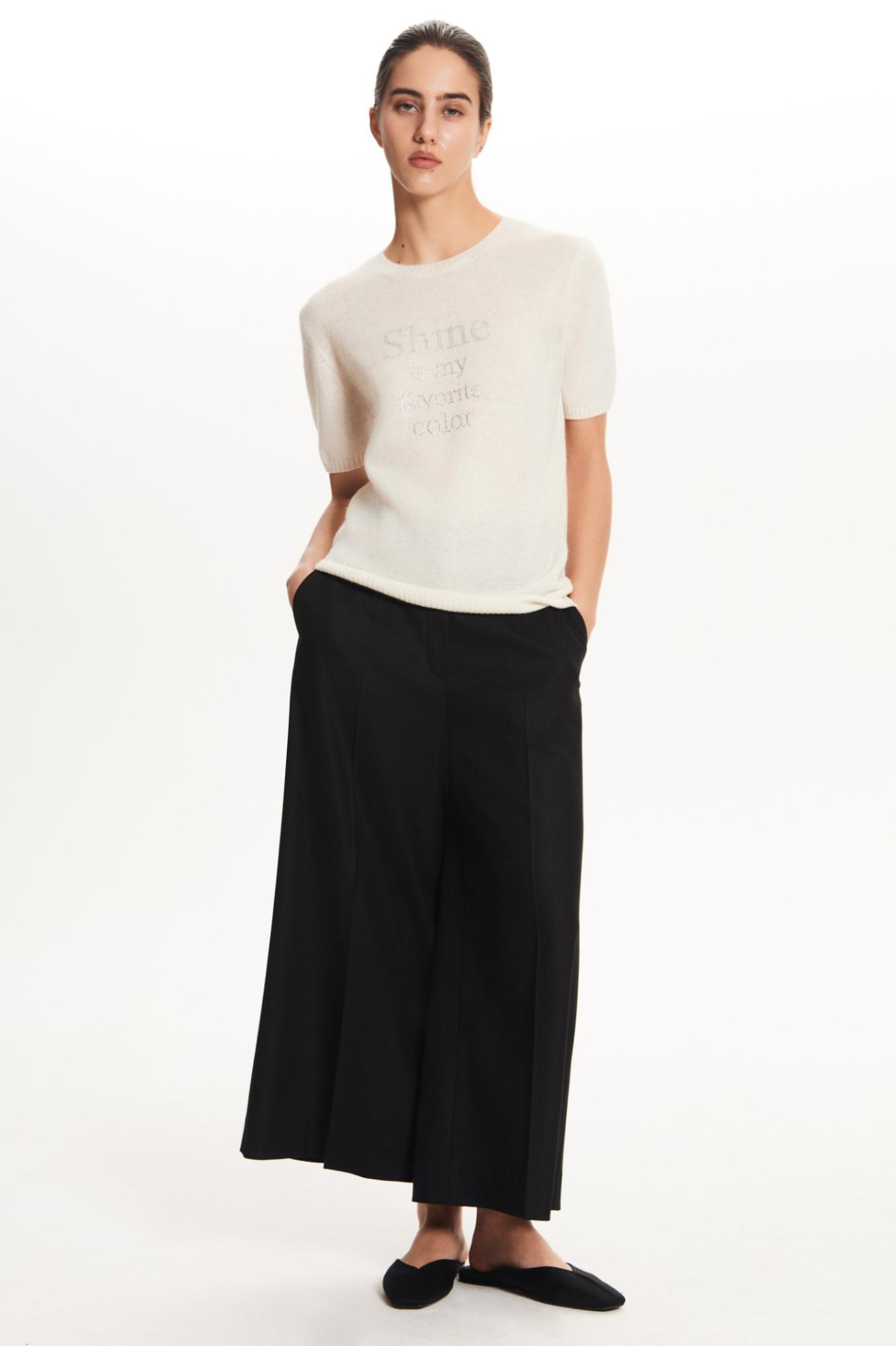 Seven Lab - Джемпер c коротким рукавом со стразами в молочном цвете