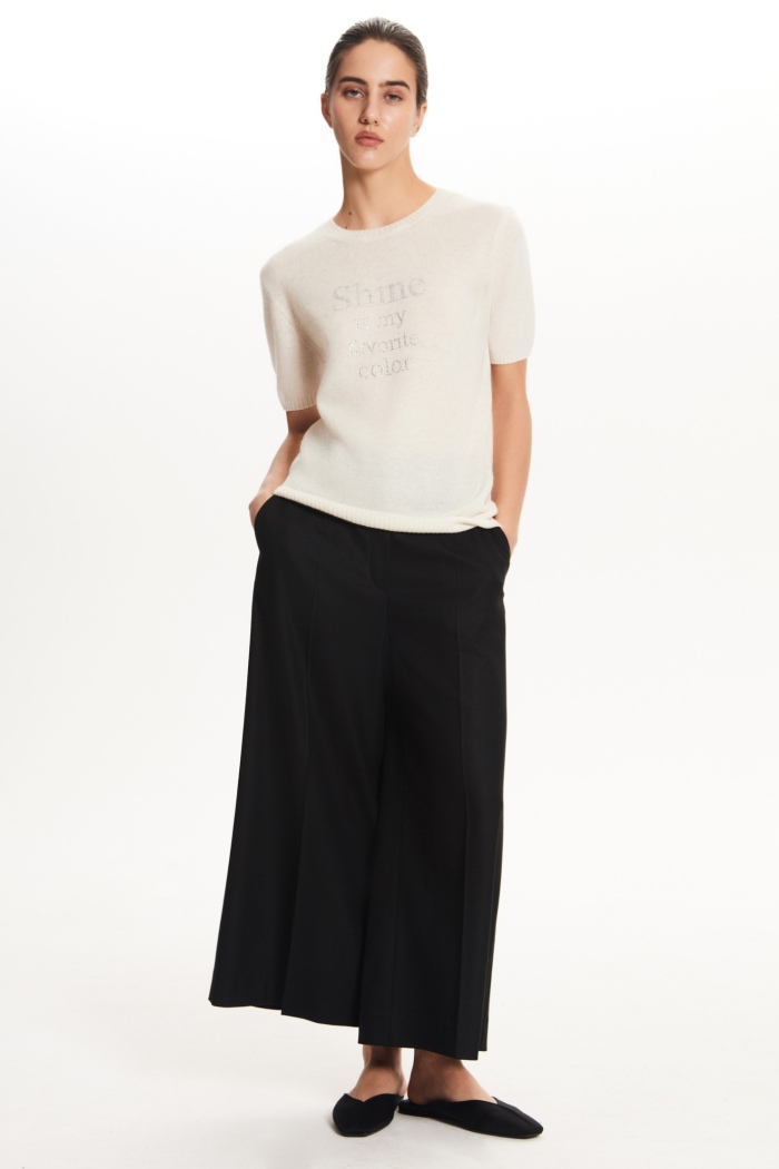 Seven Lab - Джемпер c коротким рукавом со стразами в молочном цвете