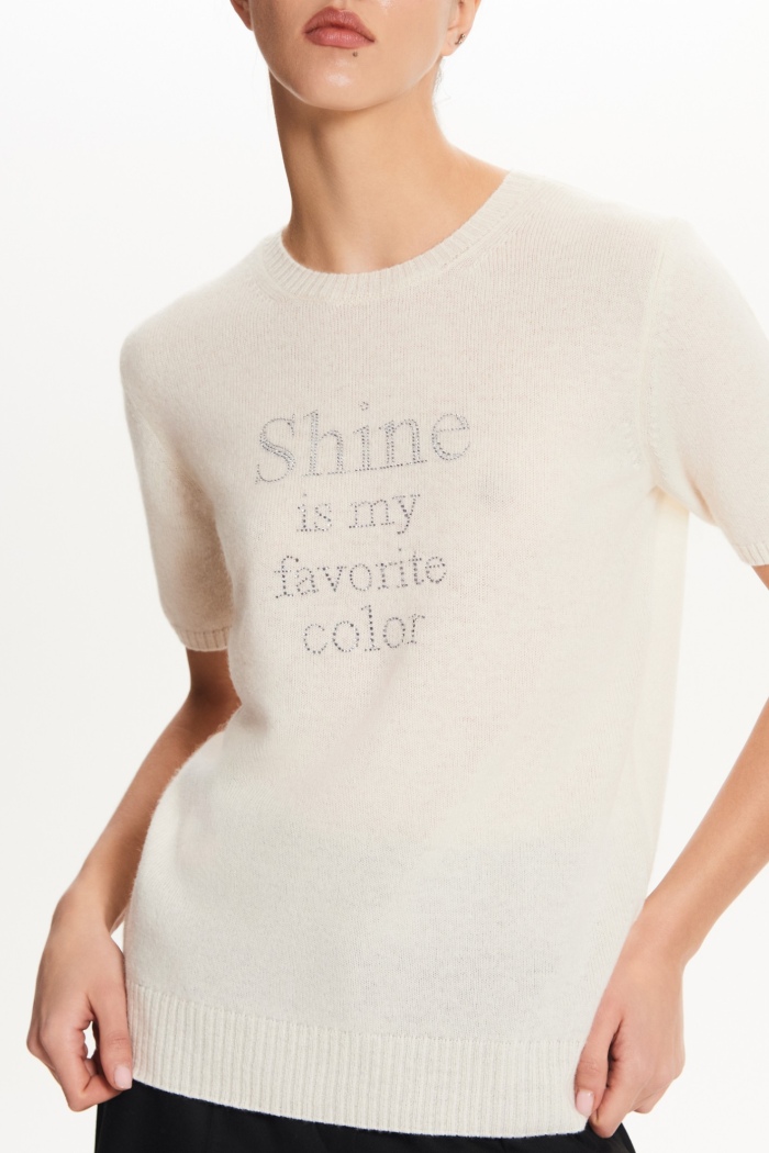 Seven Lab - Джемпер c коротким рукавом со стразами в молочном цвете