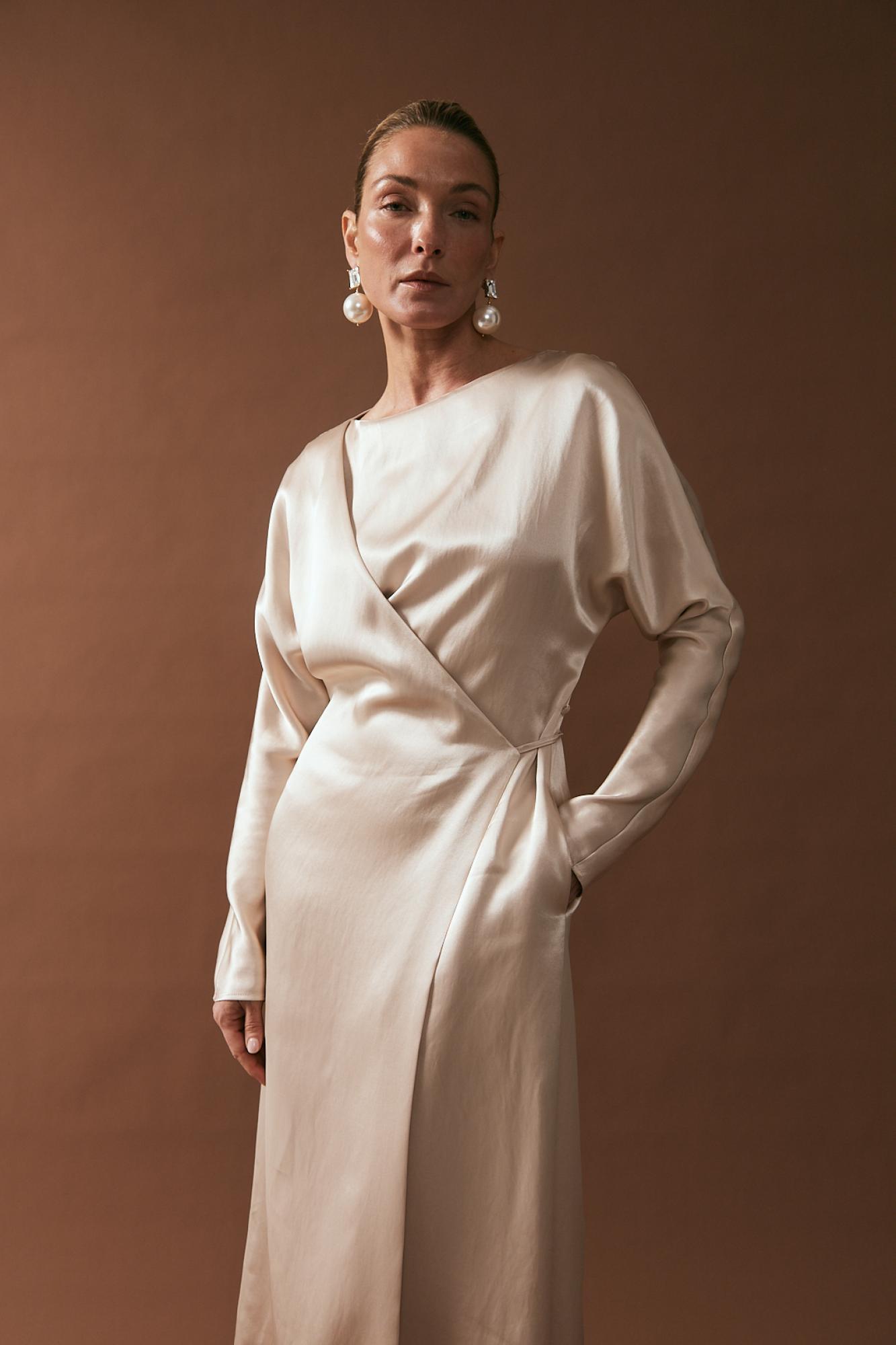 Seven Lab - Платье на запах с длинным рукавом в кремовом оттенке