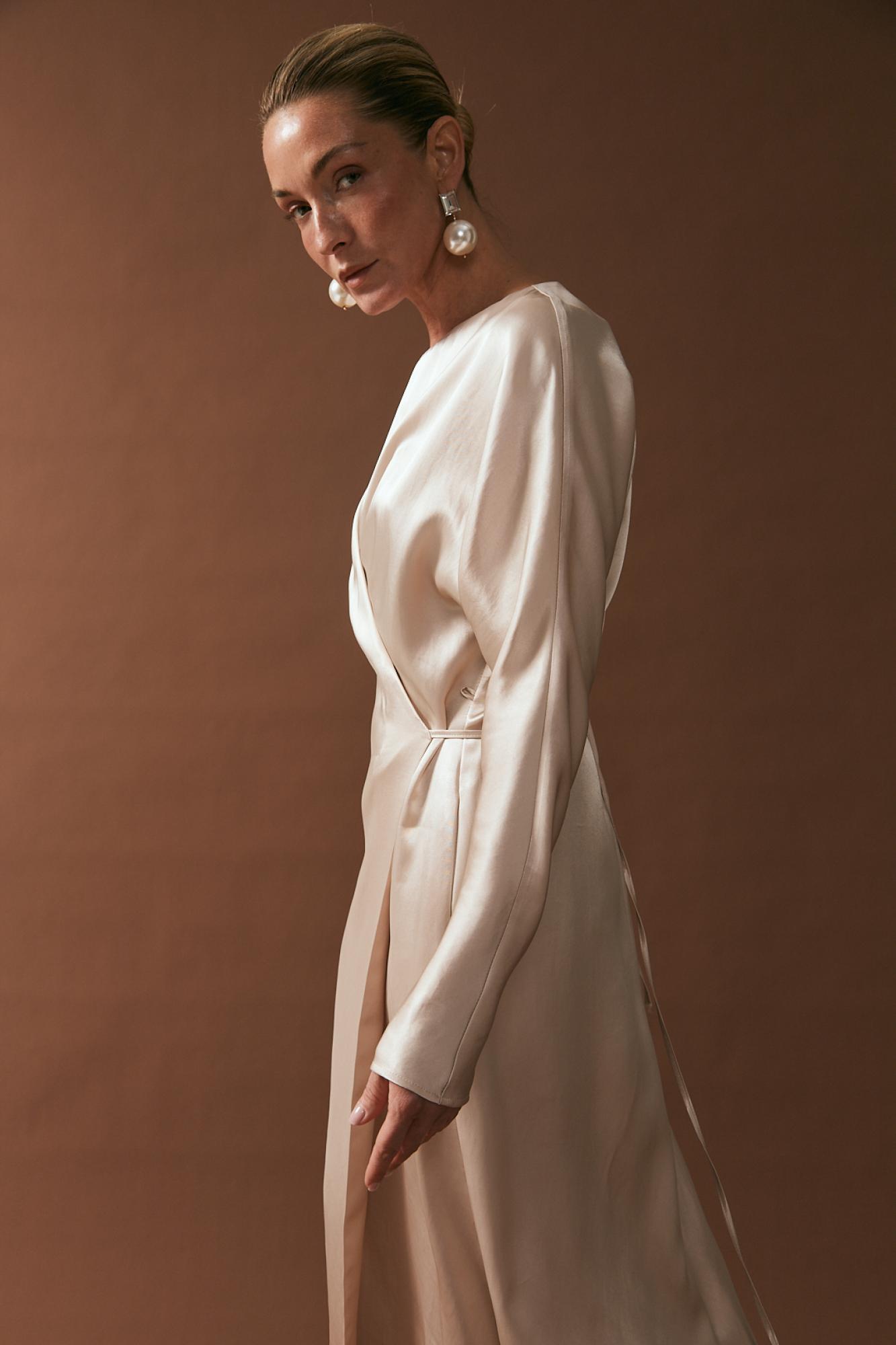 Seven Lab - Платье на запах с длинным рукавом в кремовом оттенке