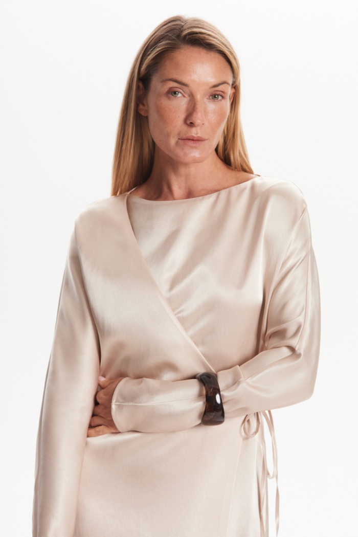 Seven Lab - Платье на запах с длинным рукавом в кремовом оттенке