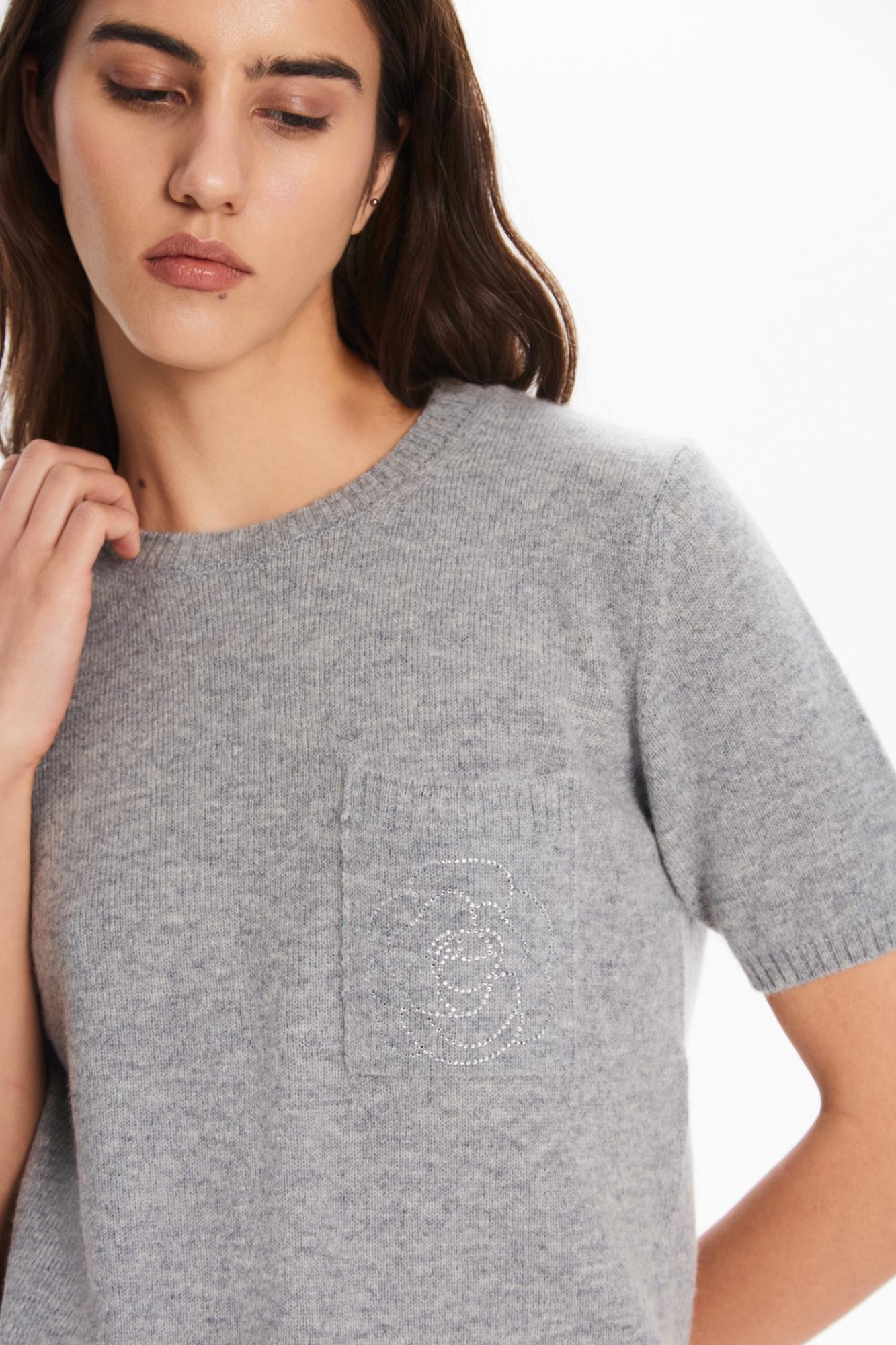 Seven Lab - Джемпер из кашемира с коротким рукавом и карманом в сером цвете