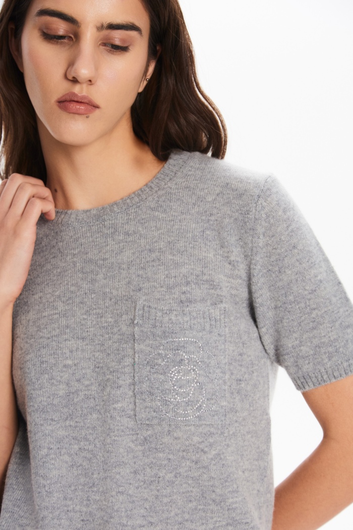 Seven Lab - Джемпер из кашемира с коротким рукавом и карманом в сером цвете