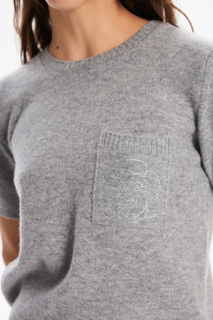 Seven Lab - Джемпер из кашемира с коротким рукавом и карманом в сером цвете