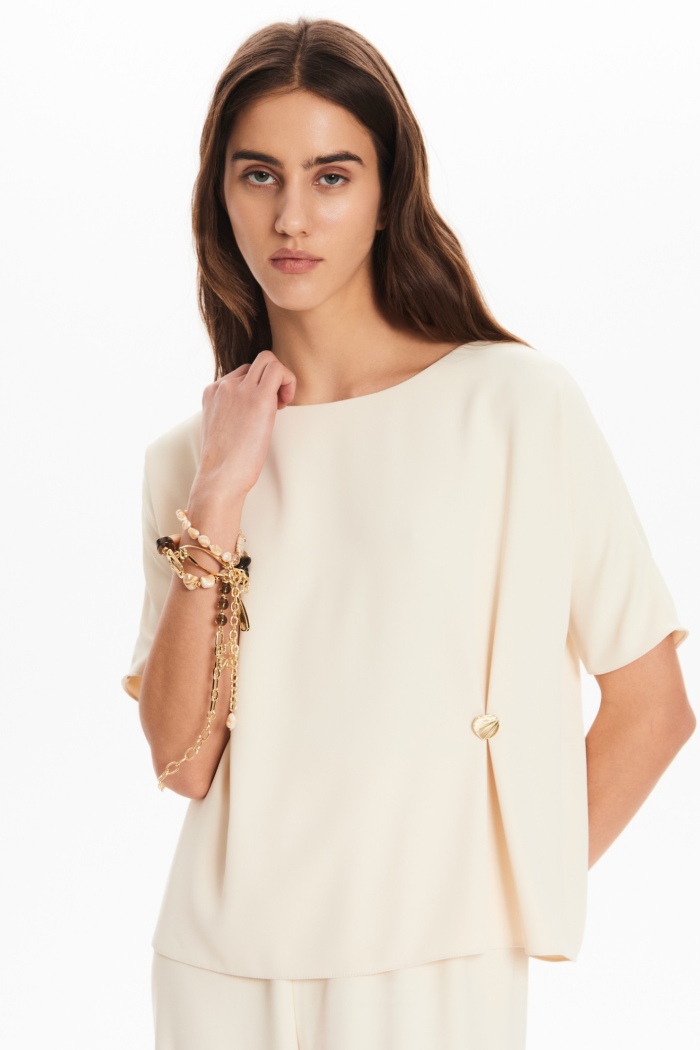 Seven Lab - Блуза с декоративной пуговицей в кремовом цвете