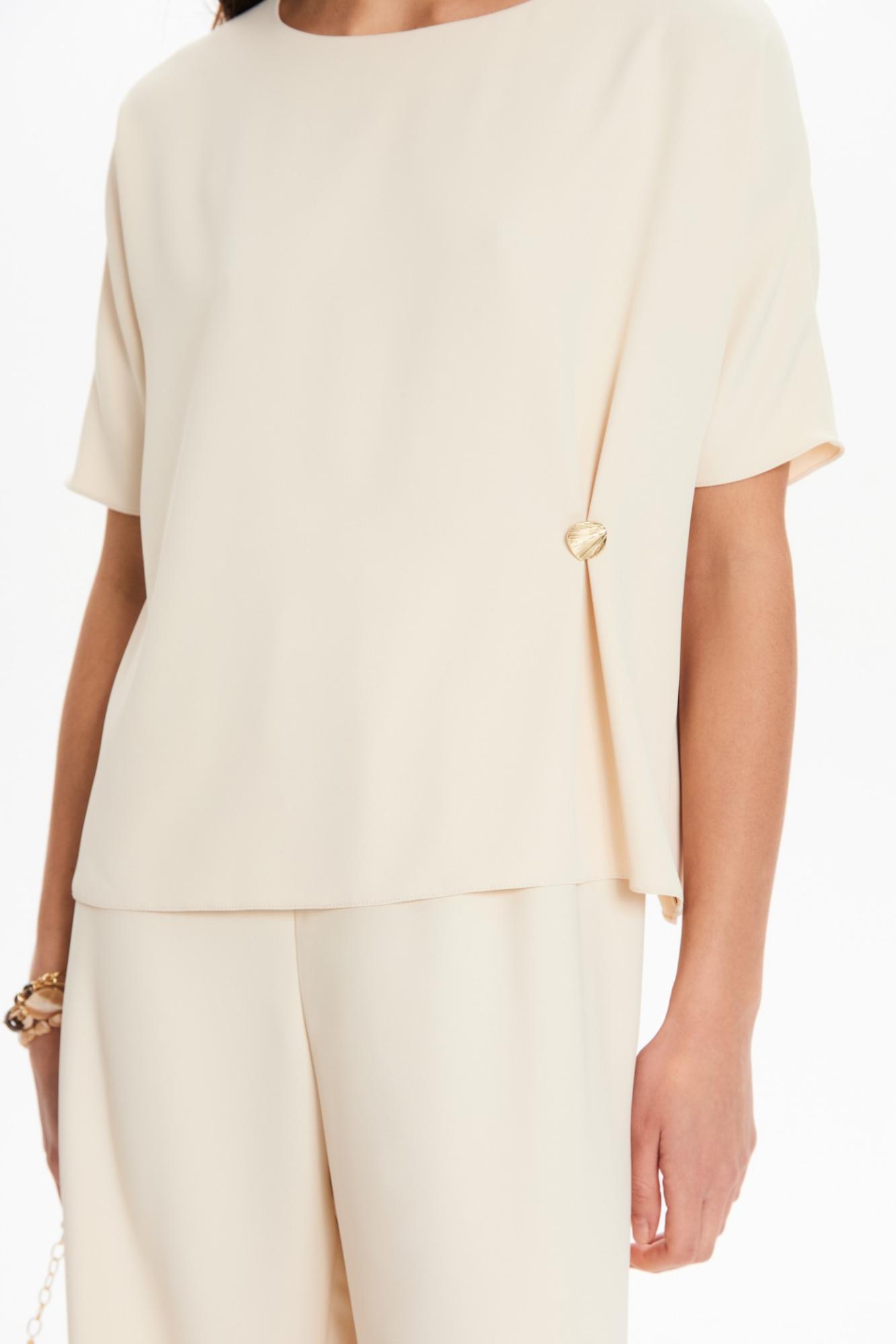 Seven Lab - Блуза с декоративной пуговицей в кремовом цвете