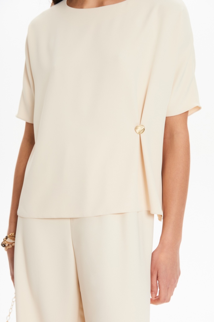 Seven Lab - Блуза с декоративной пуговицей в кремовом цвете