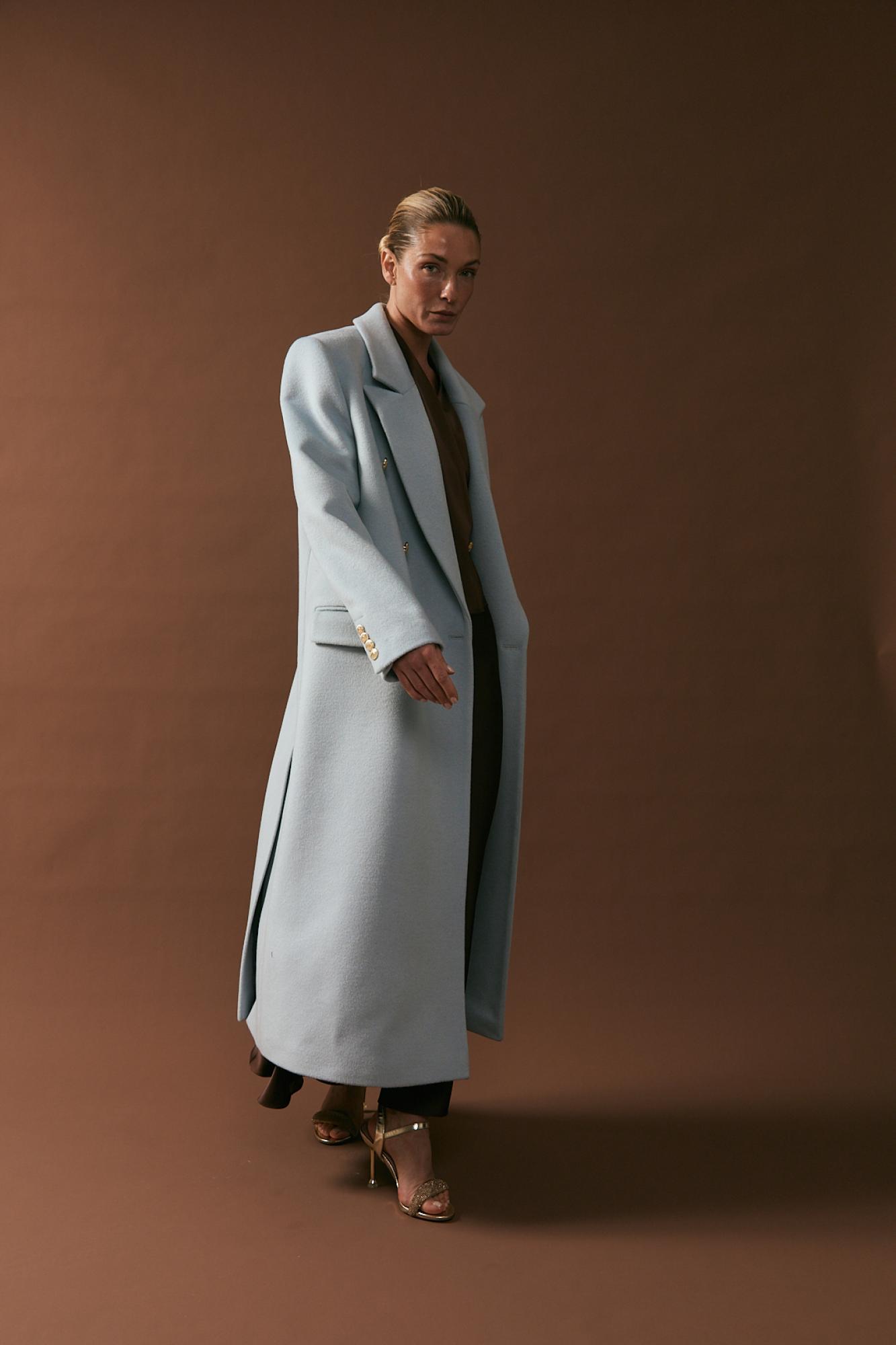 Seven Lab - Пальто двубортное с золотыми пуговицами в голубом цвете