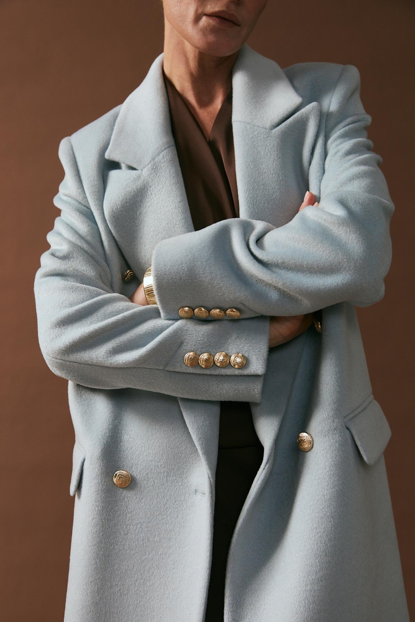 Seven Lab - Пальто двубортное с золотыми пуговицами в голубом цвете