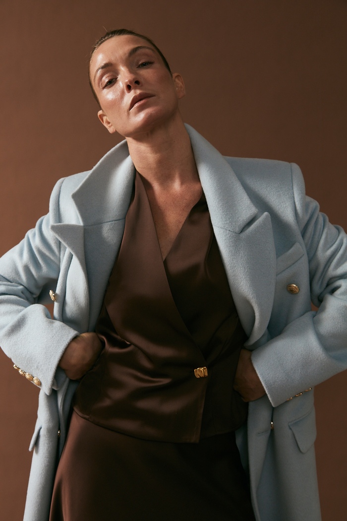 Seven Lab - Пальто двубортное с золотыми пуговицами в голубом цвете