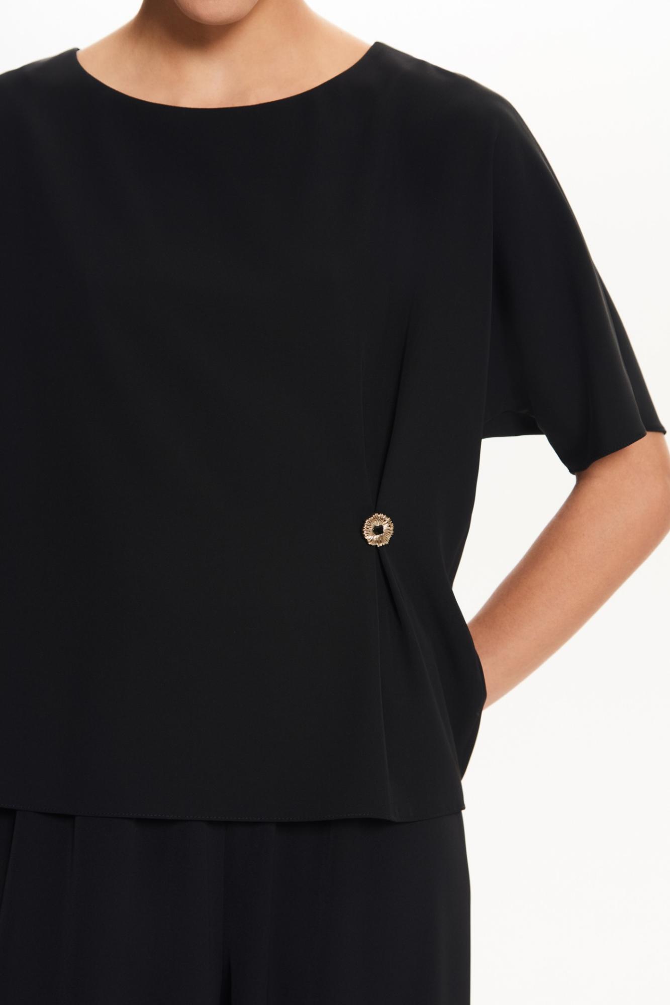 Seven Lab - Блуза с декоративной пуговицей в черном цвете