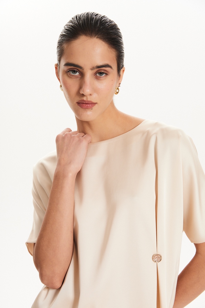 Seven Lab - Блуза с декоративной пуговицей из поливискозы в кремовом цвете