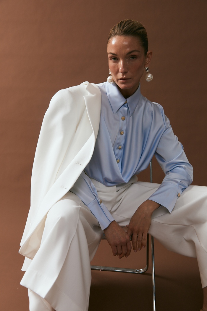 Seven Lab - Блуза с акцентными плечами в голубом цвете