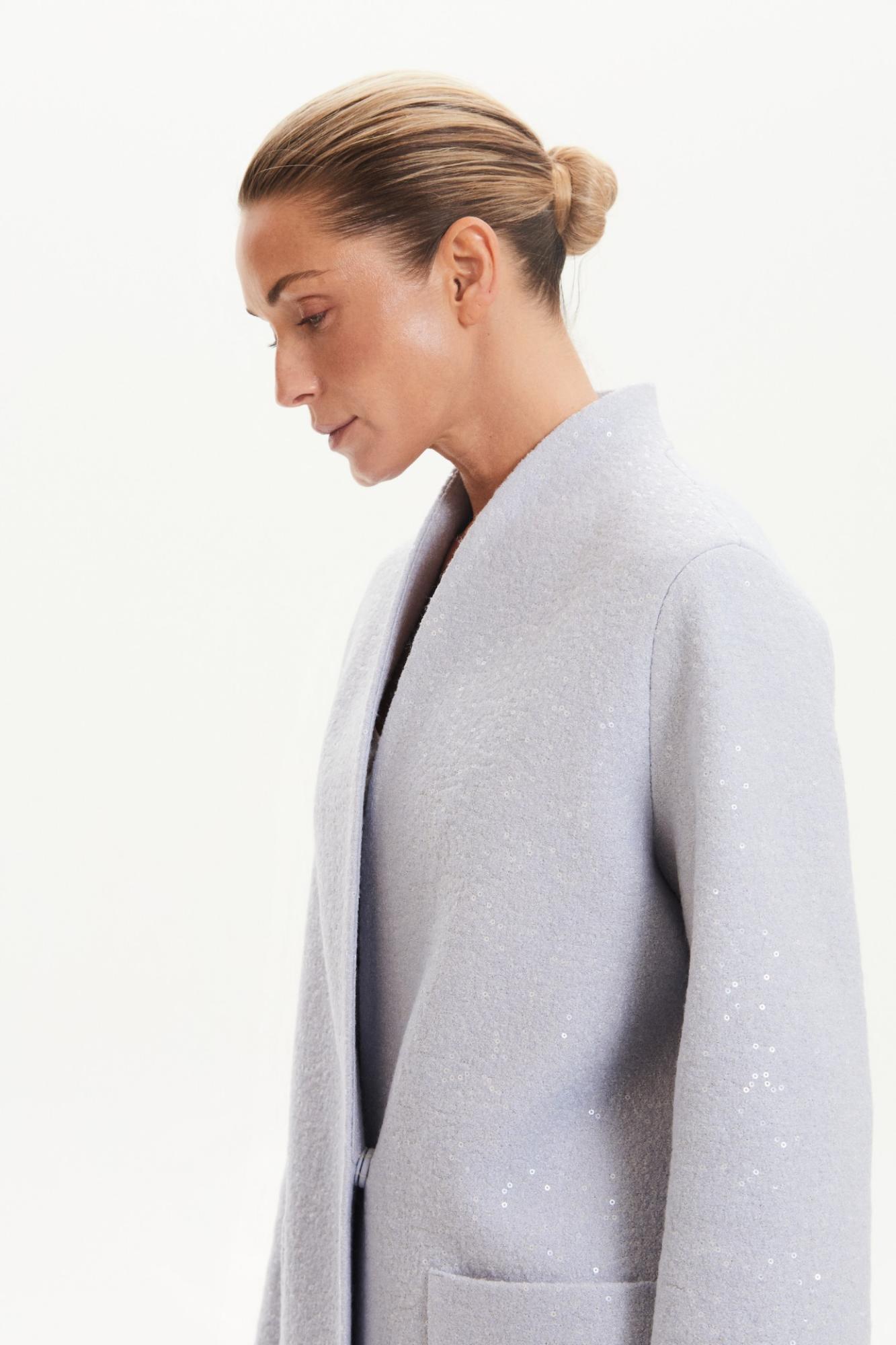 Seven Lab - Пальто-халат с пайетками в серо-голубом цвете