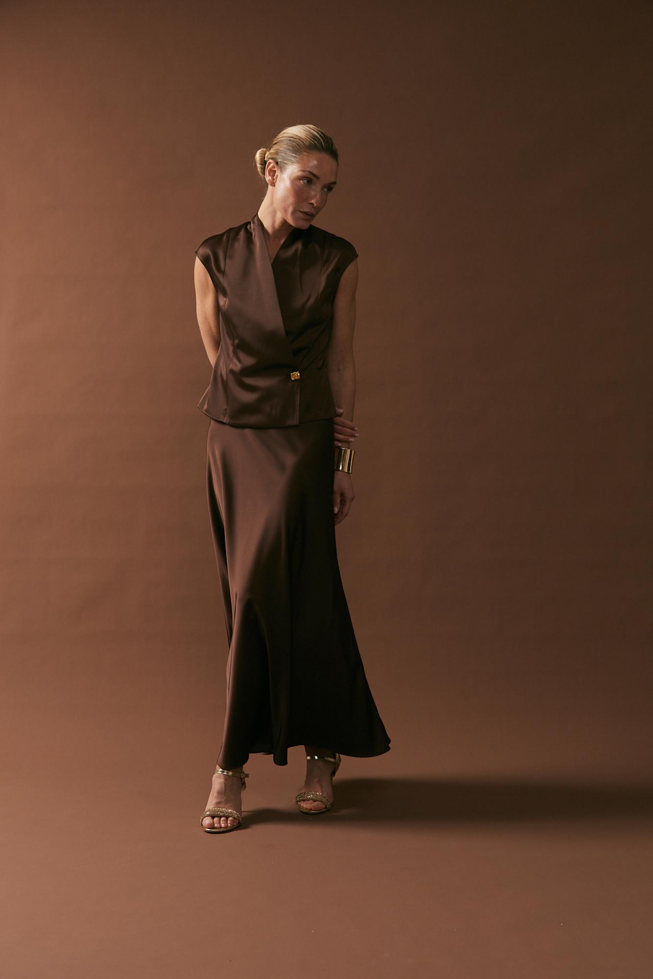 Seven Lab - Блуза на запах с золотой пуговицей в шоколадном цвете