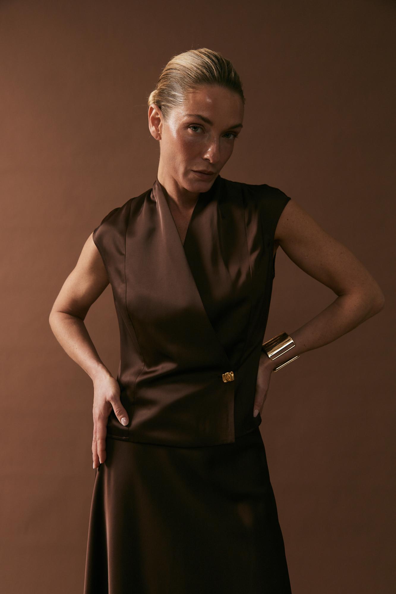 Seven Lab - Блуза на запах с золотой пуговицей в шоколадном цвете