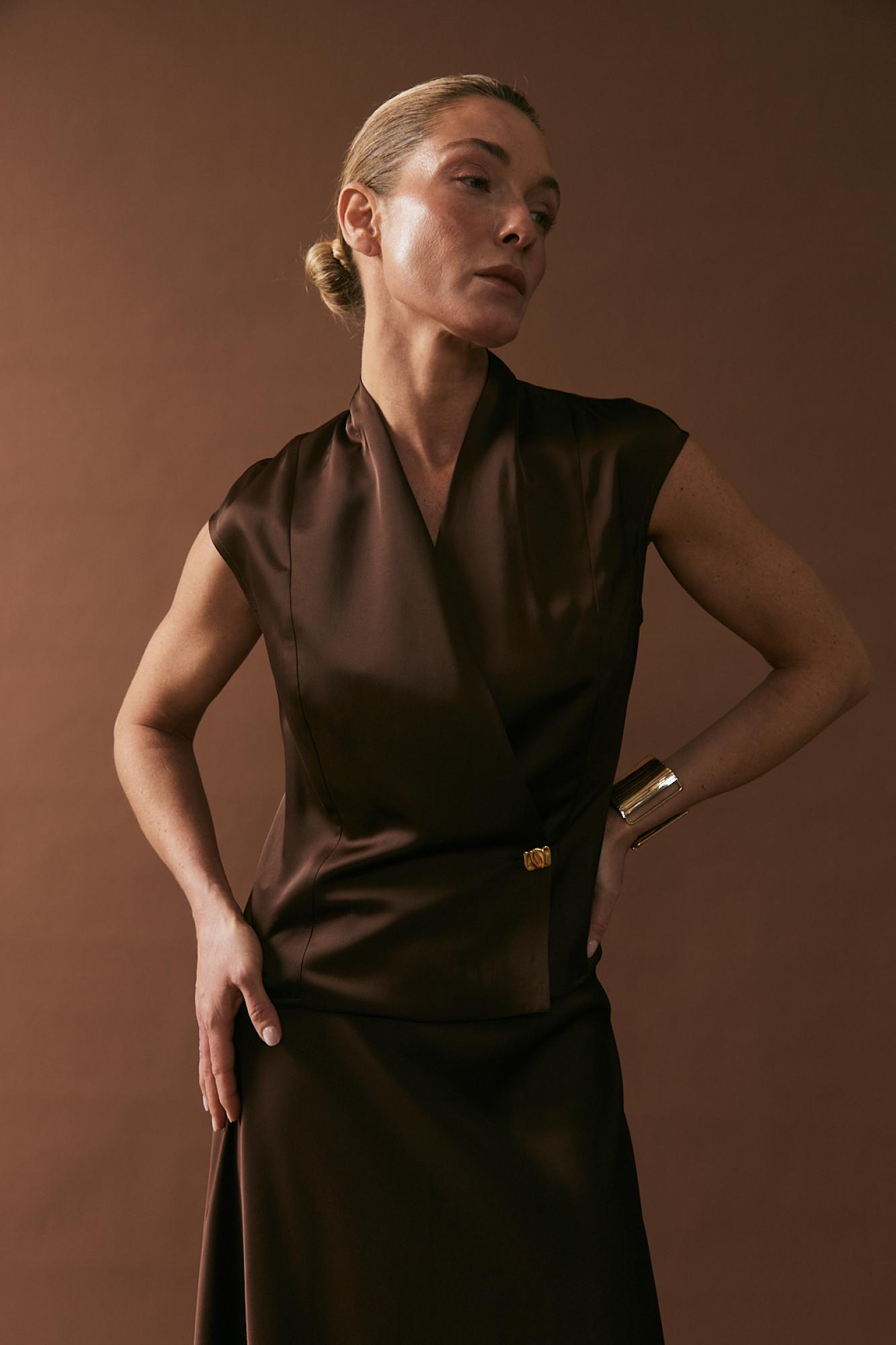 Seven Lab - Блуза на запах с золотой пуговицей в шоколадном цвете