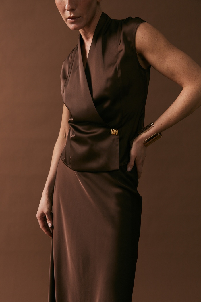 Seven Lab - Блуза на запах с золотой пуговицей в шоколадном цвете