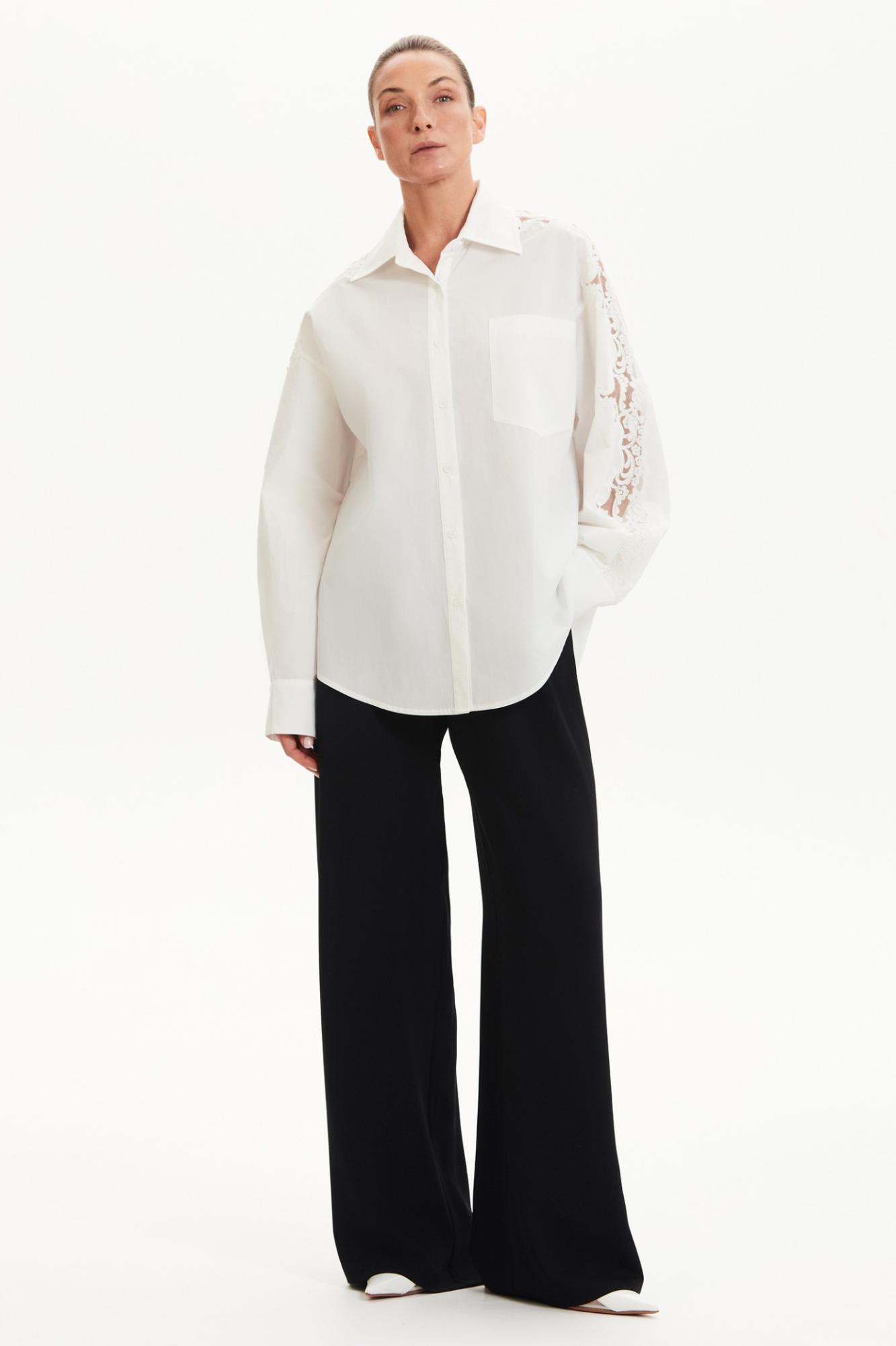 Seven Lab - Рубашка с кружевом на рукавах в белом цвете, женская
