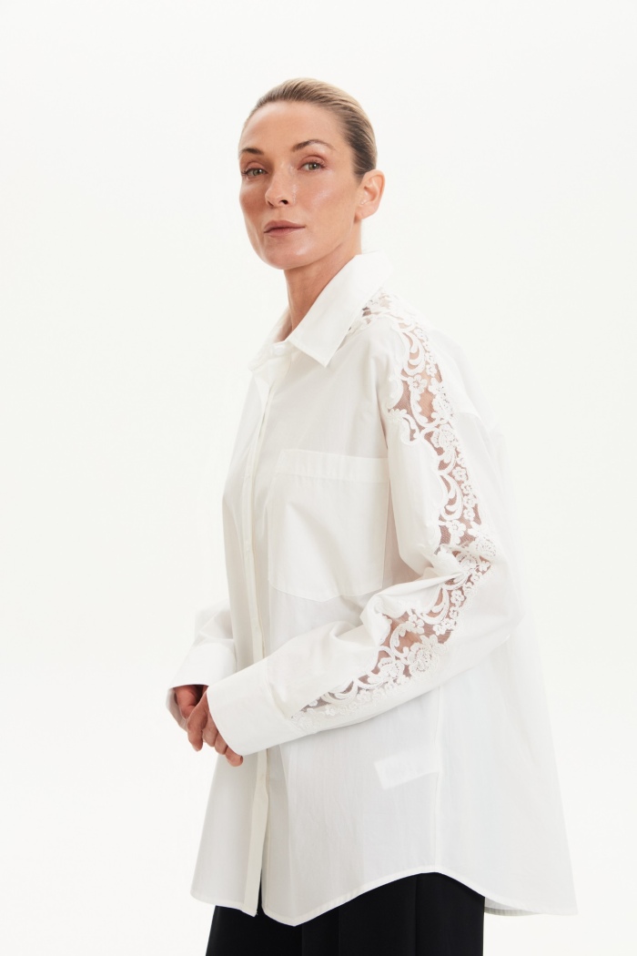 Seven Lab - Рубашка с кружевом на рукавах в белом цвете