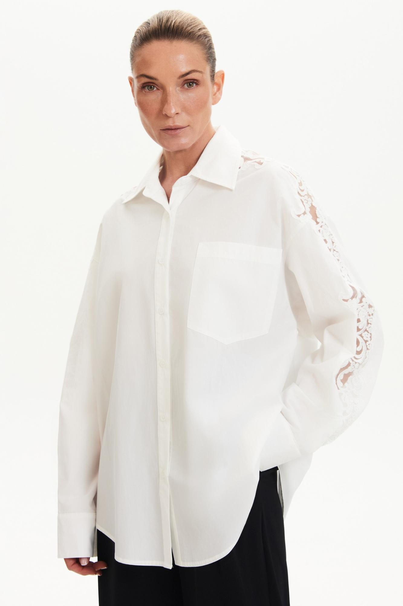 Seven Lab - Рубашка с кружевом на рукавах в белом цвете, женская
