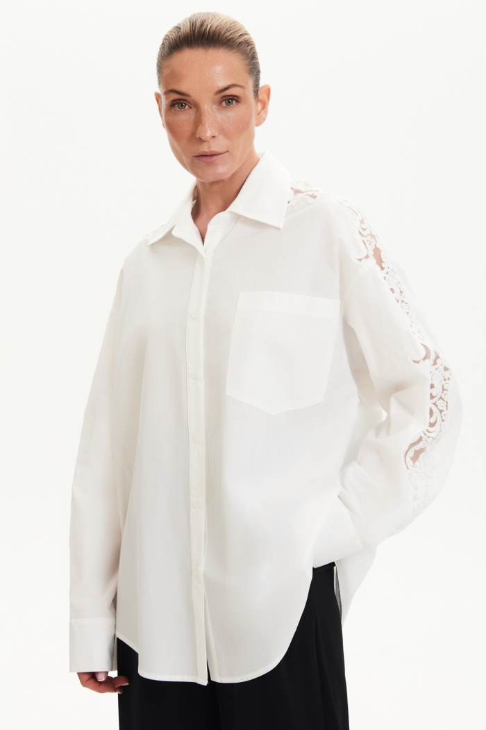 Seven Lab - Рубашка с кружевом на рукавах в белом цвете