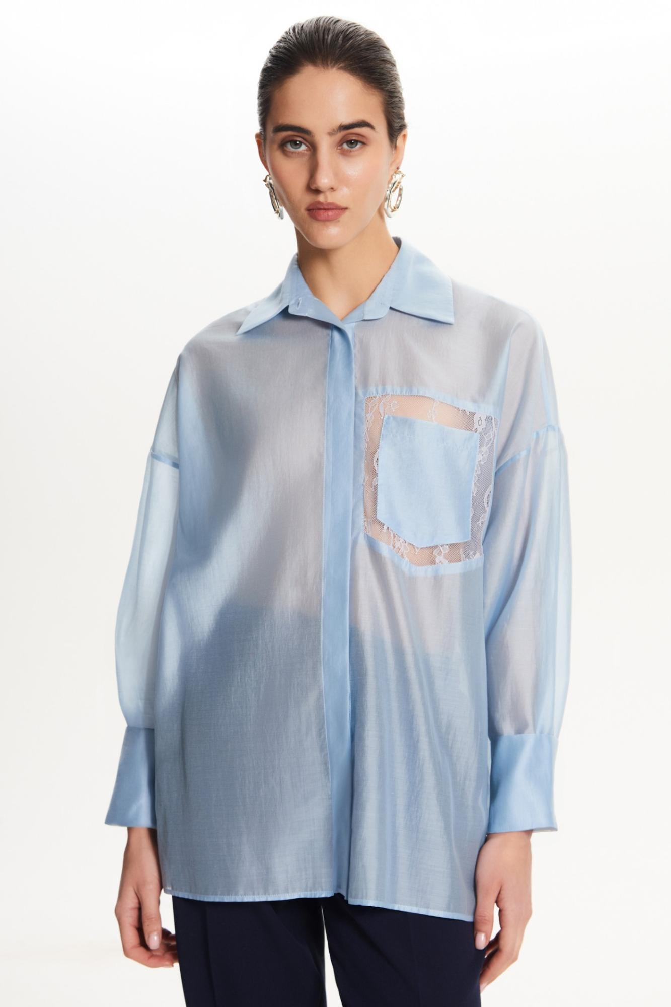 Seven Lab - Блуза из вуали прямого кроя с кружевом на кармане в голубом цвете, женская