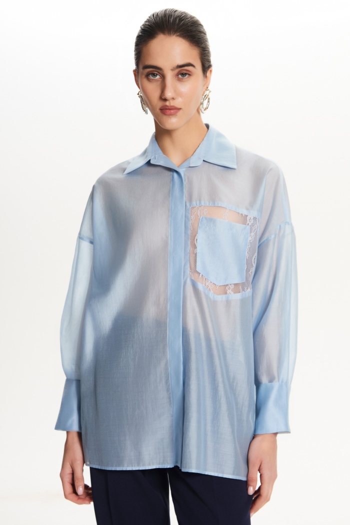 Seven Lab - Блуза из вуали прямого кроя с кружевом на кармане в голубом цвете