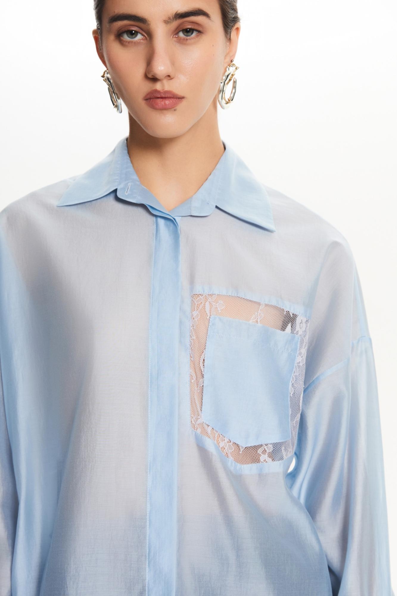 Seven Lab - Блуза из вуали прямого кроя с кружевом на кармане в голубом цвете, женская