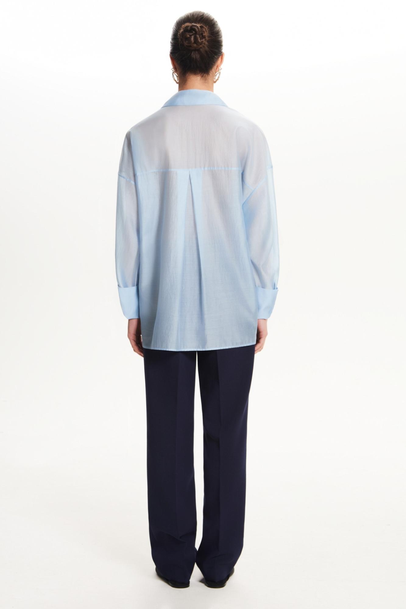 Seven Lab - Блуза из вуали прямого кроя с кружевом на кармане в голубом цвете, женская