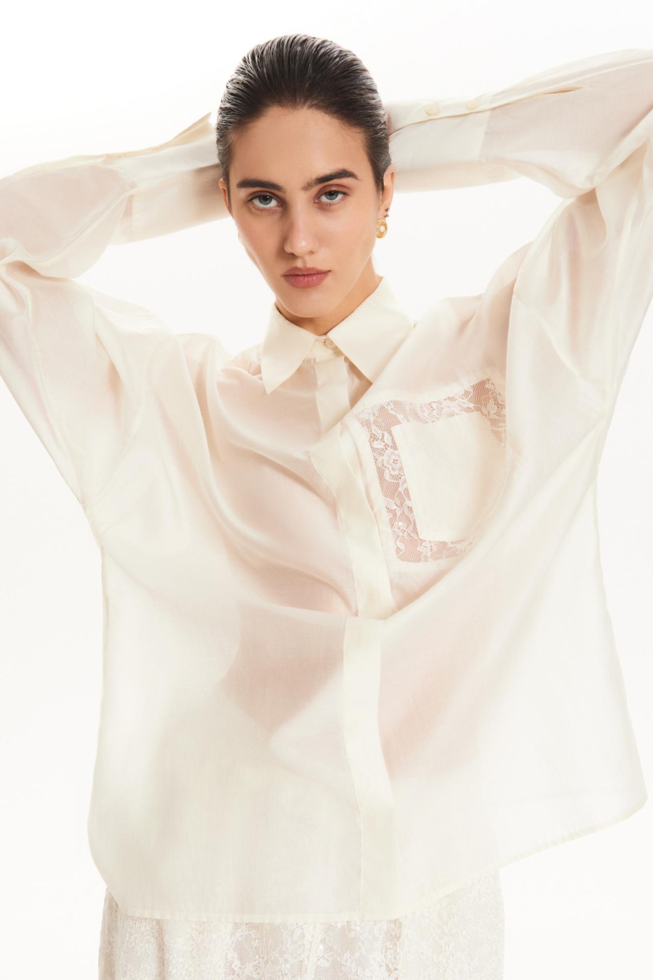 Seven Lab - Блуза из вуали прямого кроя с кружевом на кармане в молочном цвете, женская