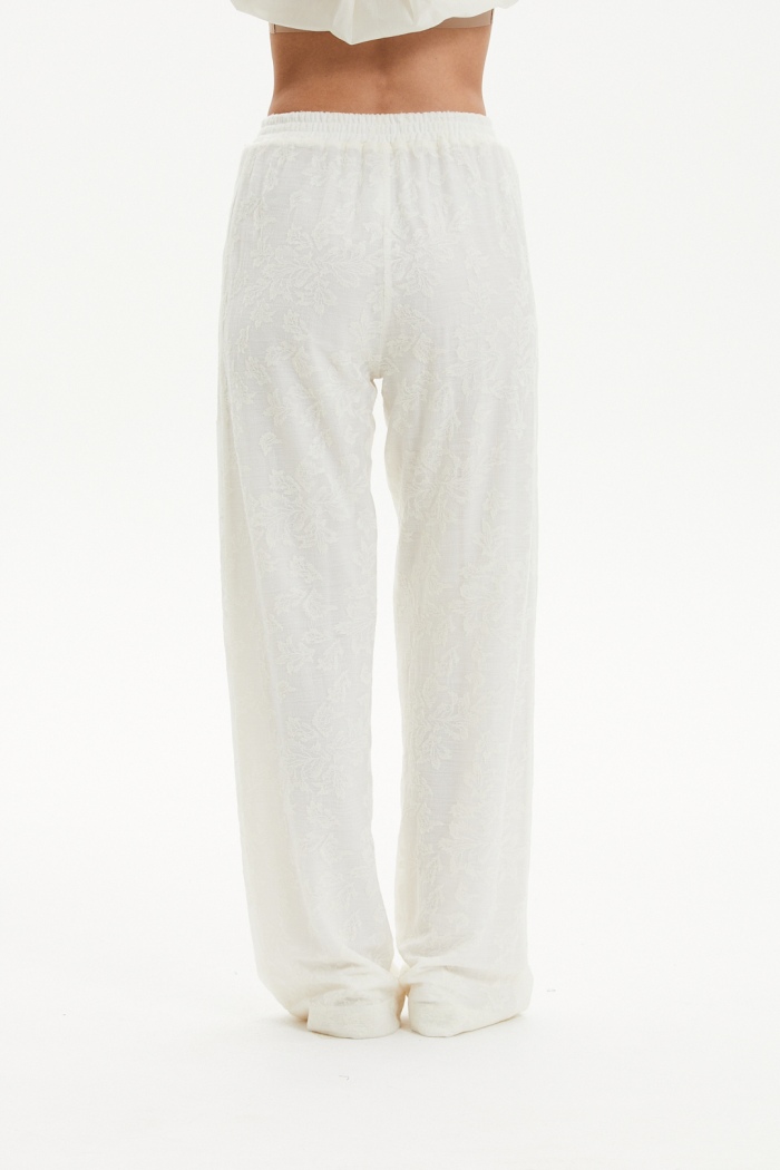 Seven Lab - Брюки кружевные прямого кроя в молочном цвете